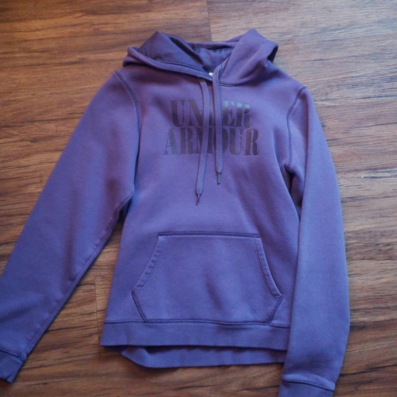 Under Armour Tops - UNDER ARMOUR Sweatshirt